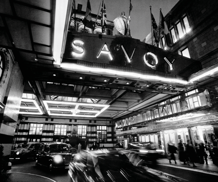 Polvere di stelle, tradizione e leggenda. Benvenuti al Savoy