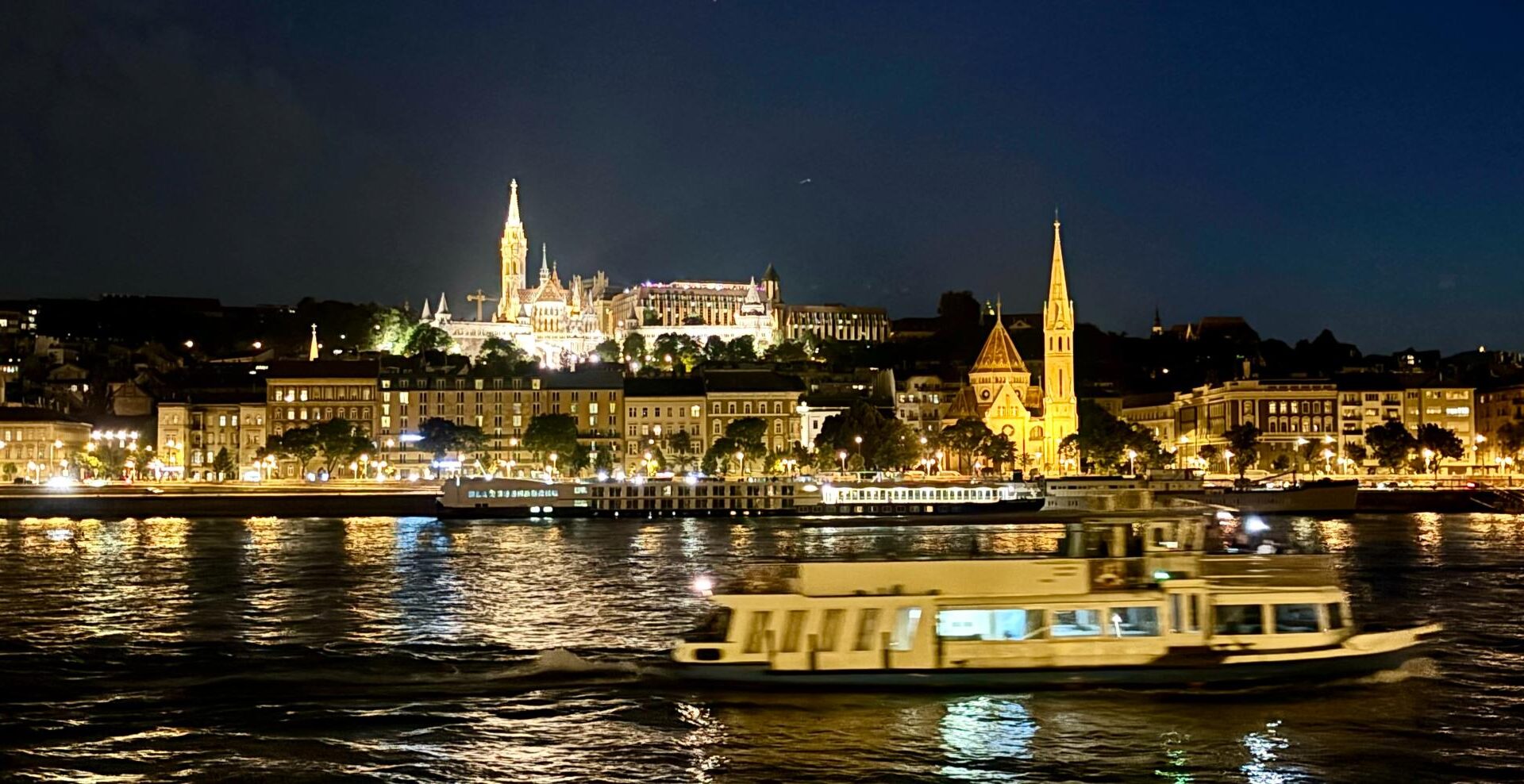 BUDAPEST, LA BELLA DAMA DALLE MILLE ANIME