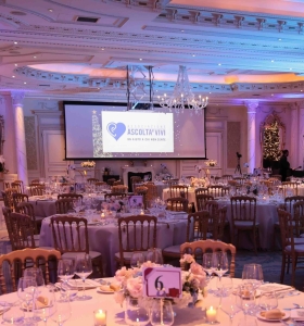 Eleganza e solidarietà: La magia del gala di Natale ‘Ascolta e Vivi’ a Palazzo Parigi