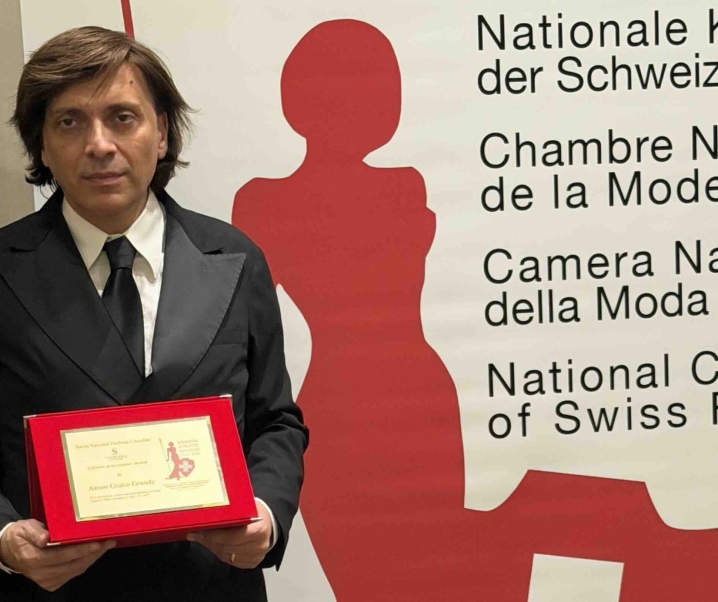 Anton Giulio Grande riceve il premio alla carriera dalla Camera della Moda Svizzera