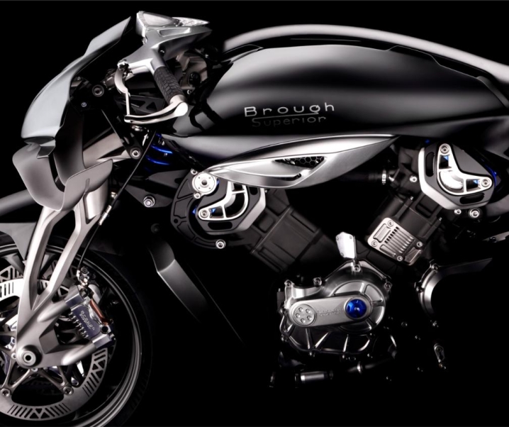 Richard Mille x Brough Superior RMB01: L’alta orologeria svizzera incontra l’eredità meccanica inglese