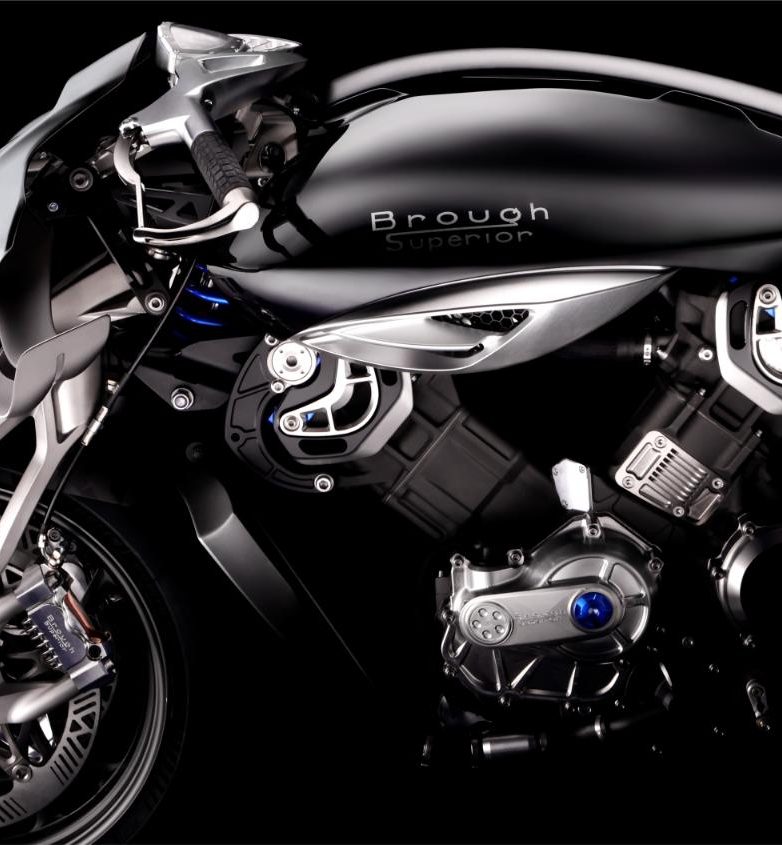 Richard Mille x Brough Superior RMB01: L’alta orologeria svizzera incontra l’eredità meccanica inglese