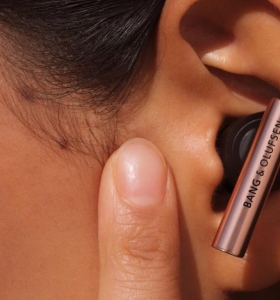 Il suono indossabile dai toni caldi: Bang & Olufsen presenta Beo Grace Honey Tone