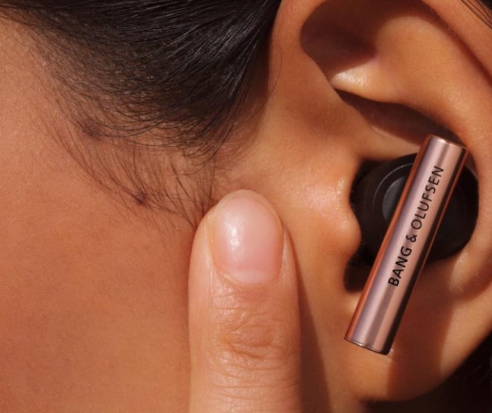 Il suono indossabile dai toni caldi: Bang & Olufsen presenta Beo Grace Honey Tone