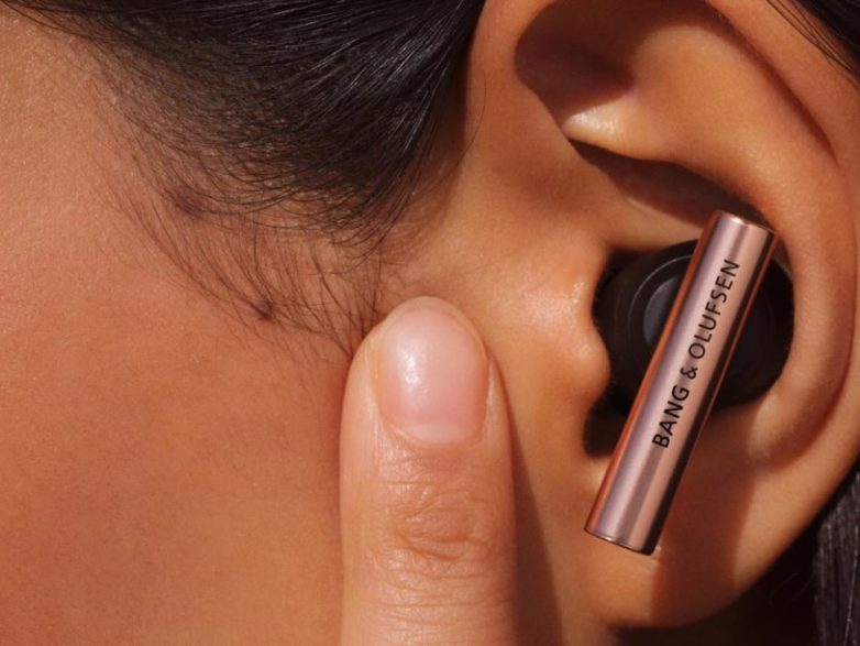 Il suono indossabile dai toni caldi: Bang & Olufsen presenta Beo Grace Honey Tone