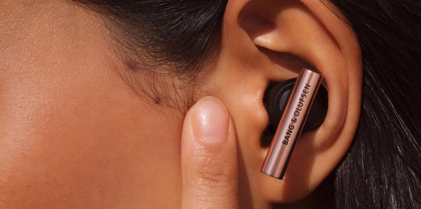 Il suono indossabile dai toni caldi: Bang & Olufsen presenta Beo Grace Honey Tone