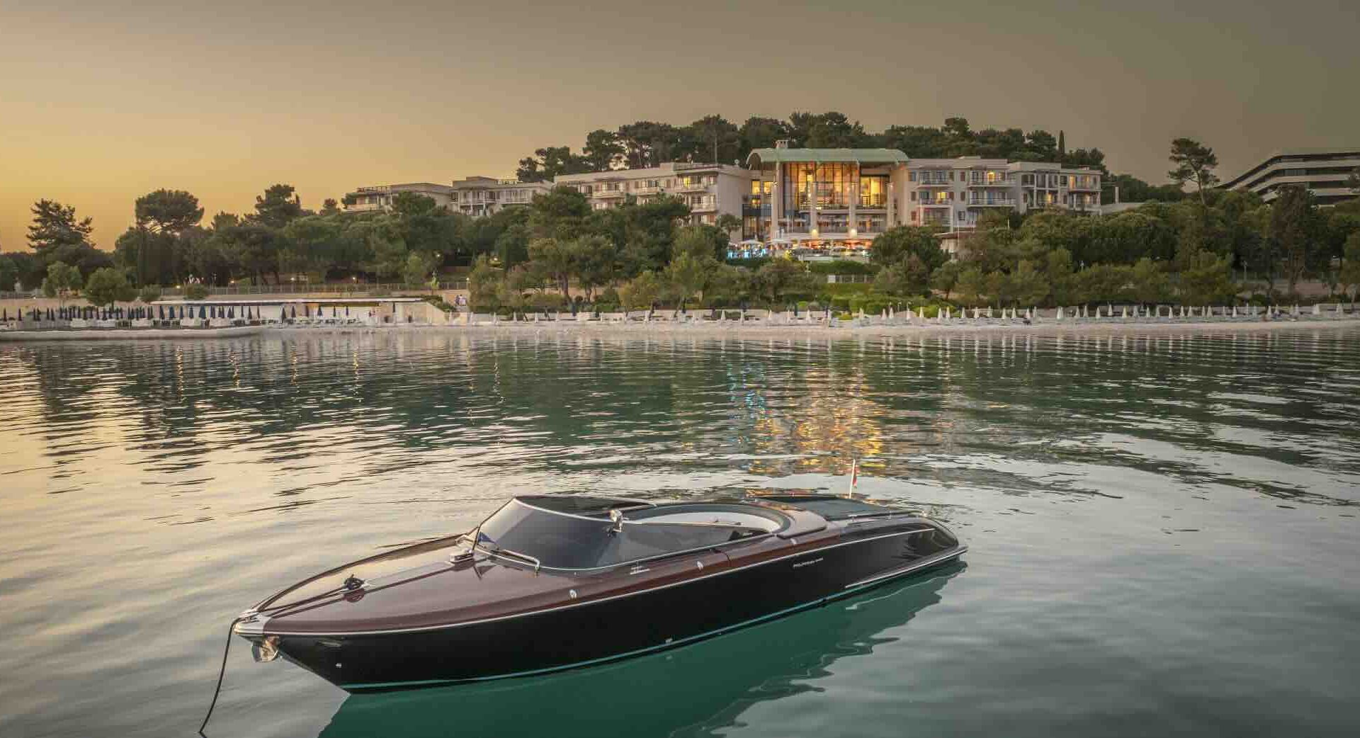 All’Hotel Monte Mulini, l’estate adriatica profuma di “Riva”