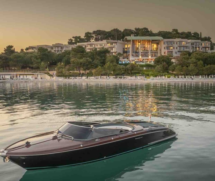 All’Hotel Monte Mulini, l’estate adriatica profuma di “Riva”