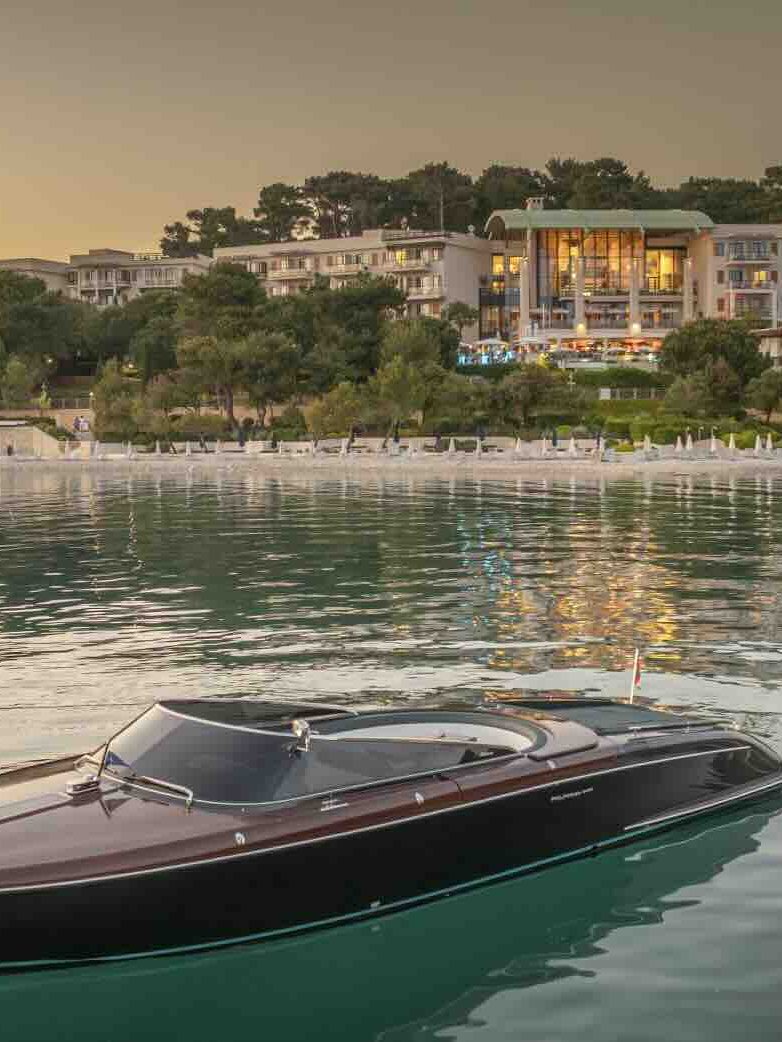 All’Hotel Monte Mulini, l’estate adriatica profuma di “Riva”